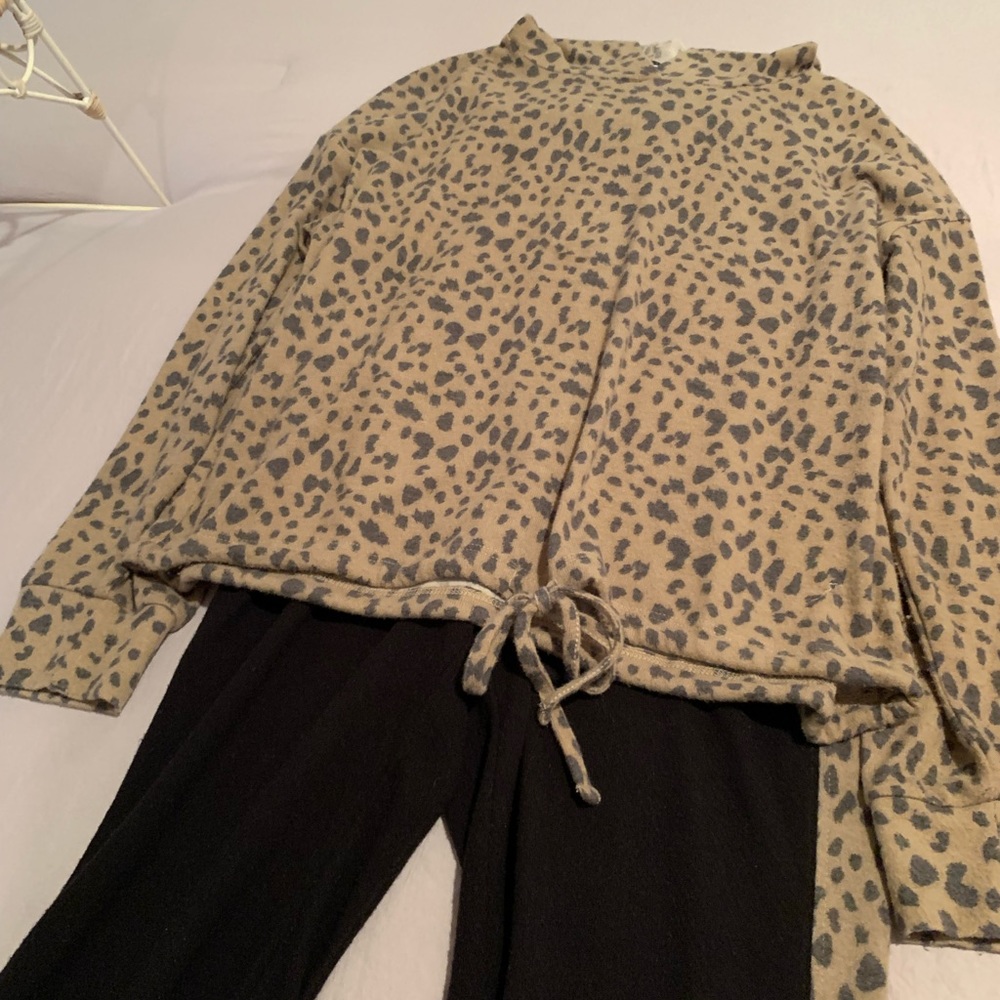 2LIV sweat outfit or lounging two piece